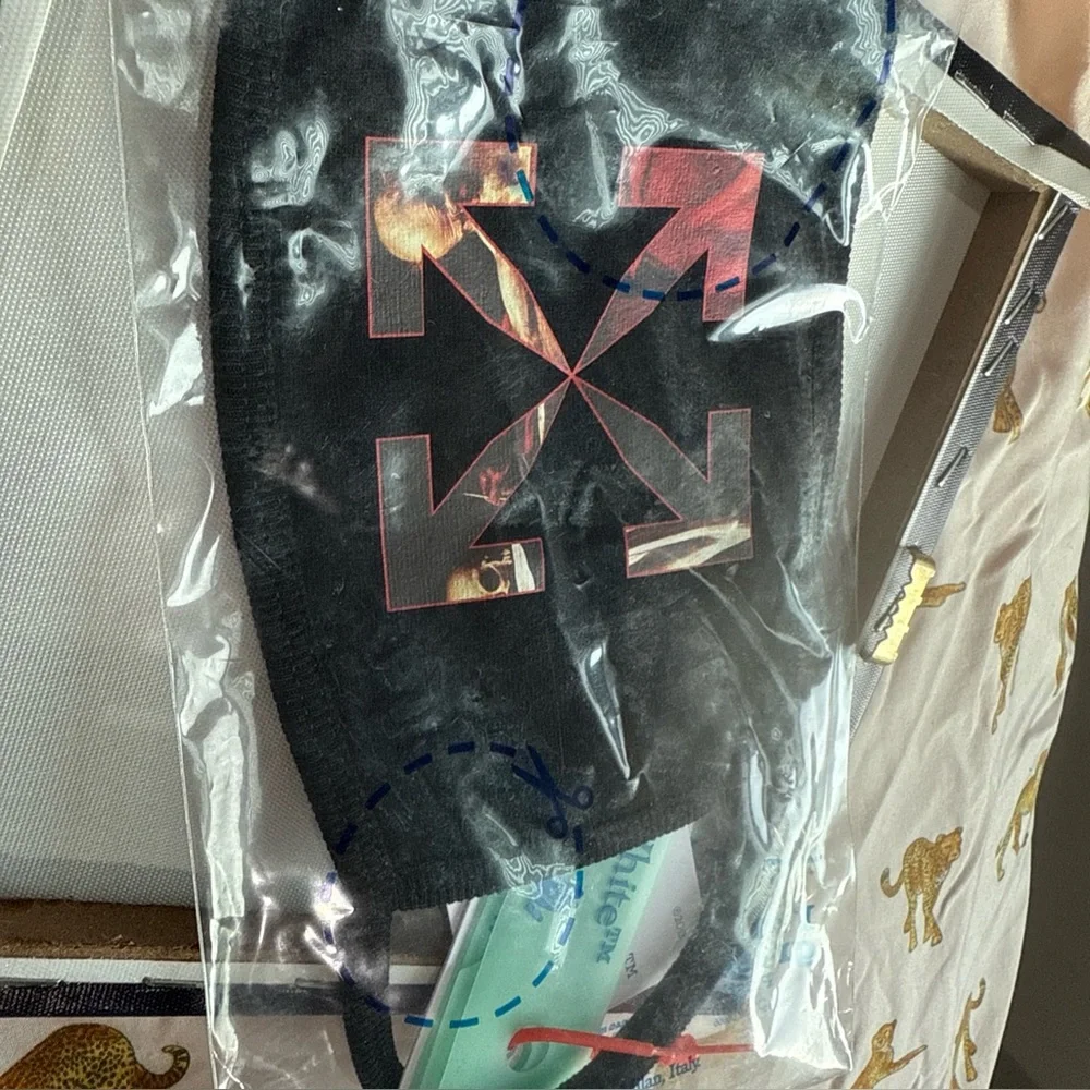 OFF WHITE Caravaggio Mask in Black. Brand New with tags
